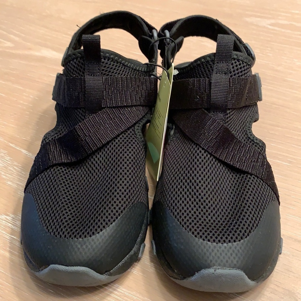Womens (or could be boys?) size 5 shoes heel strap